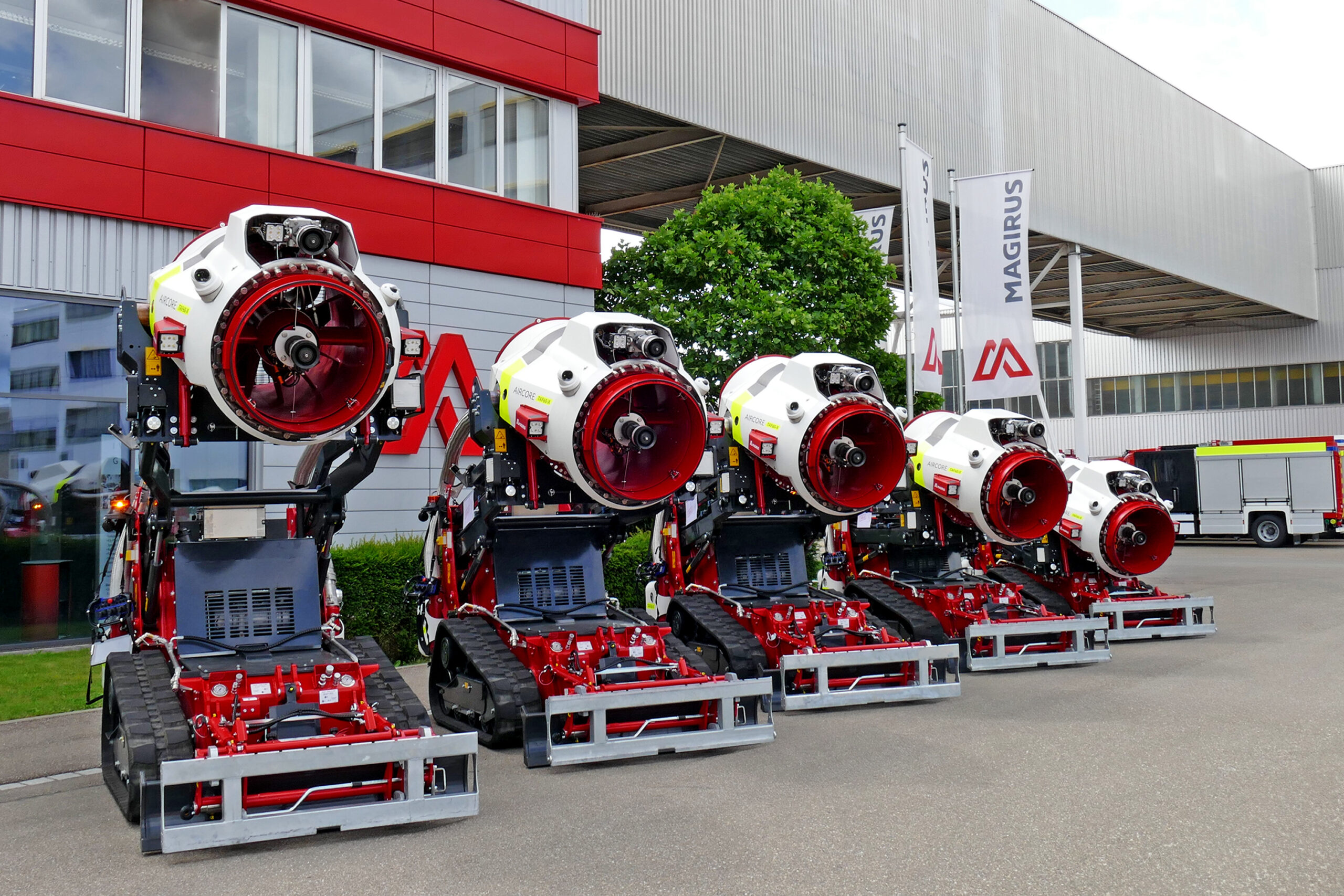 Geballte Löschkraft auf Ketten: Die Magirus AirCore TAF60-X mit leistungsstarker Turbinentechnologie ermöglichen flexible und sichere Brandbekämpfung auf Distanz – ideal für den Einsatz in sensiblen Industrieumgebungen.