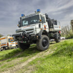 Unimog U 5023 mit Pritsche zum Personentransport und Trommelseilwinde im Erprobungseinsatz beim Bundesamt für Bevölkerungsschutz und Katastrophenhilfe. Hilfsorganisation.