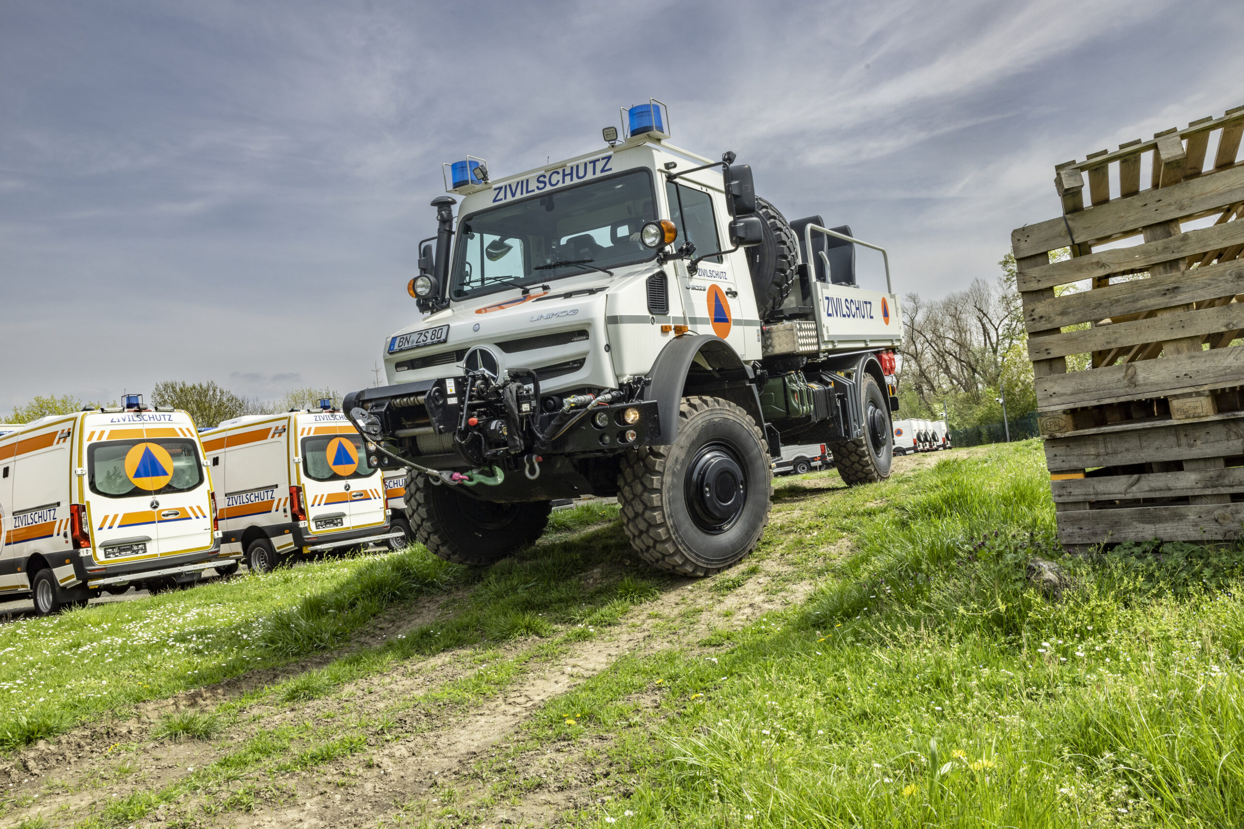 Unimog U 5023 mit Pritsche zum Personentransport und Trommelseilwinde im Erprobungseinsatz beim Bundesamt für Bevölkerungsschutz und Katastrophenhilfe. Hilfsorganisation.