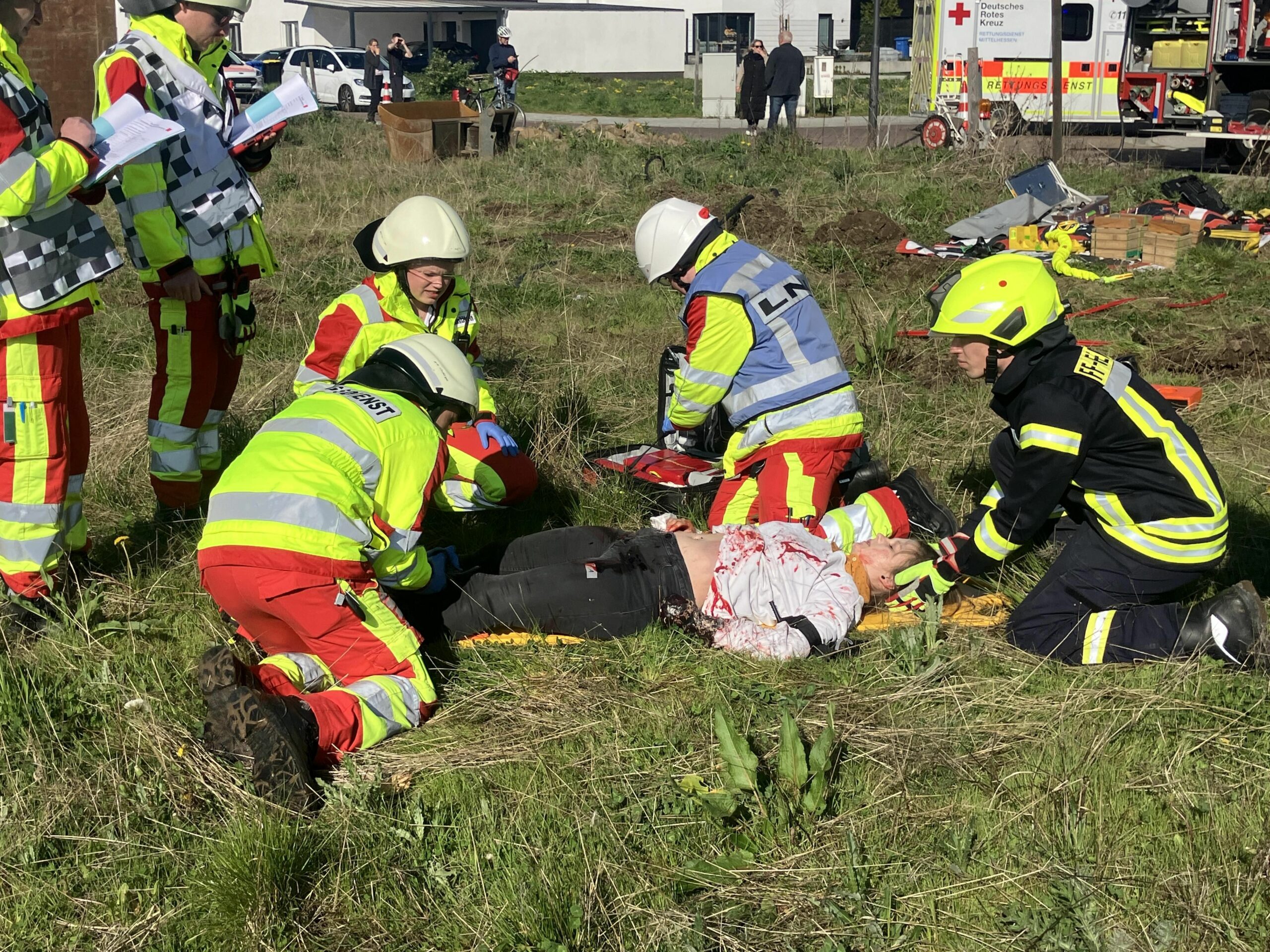 Übung für angehende Notfallsanitäterinnen und -sanitäter