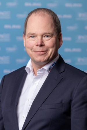 DLRG Schleswig-Holstein: Jochen Möller übergibt als Sinnbild ein Steuerrad an den neuen Präsidenten André Tschirner.