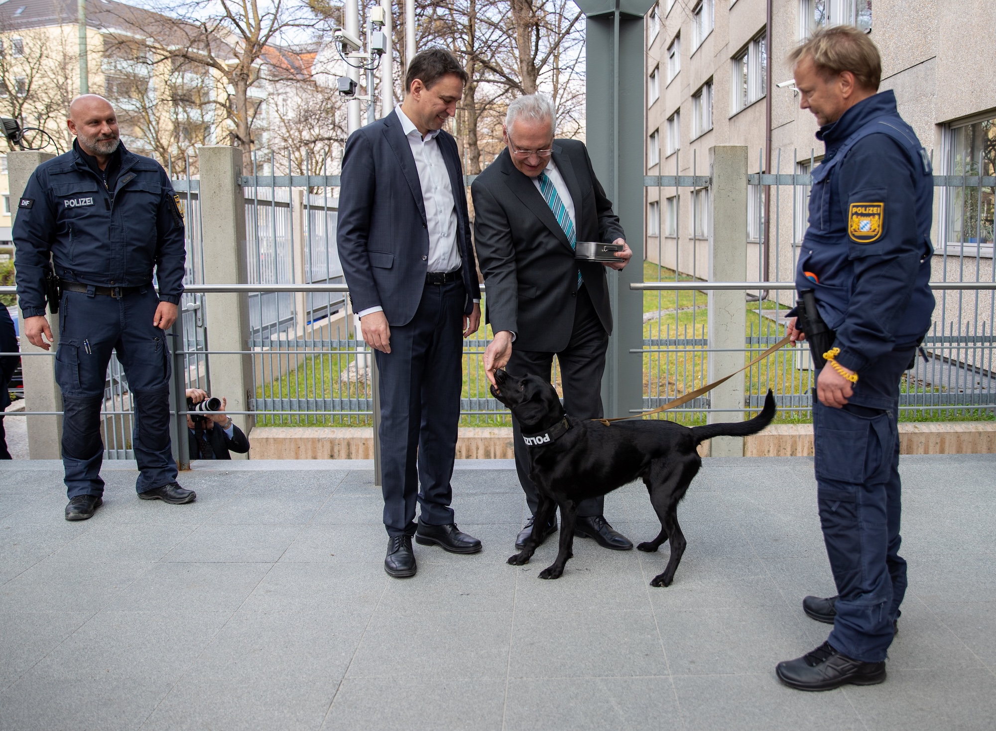 Datenträger-Spürhunde tragen maßgeblich zum Erfolg gegen Kriminalitätsdelikte im Internet bei. Doch die Möglichkeit zur Verkehrsdatenspeicherung würde den Kampf gegen Verbrechen im Internet und Darknet deutlich erleichtern.
