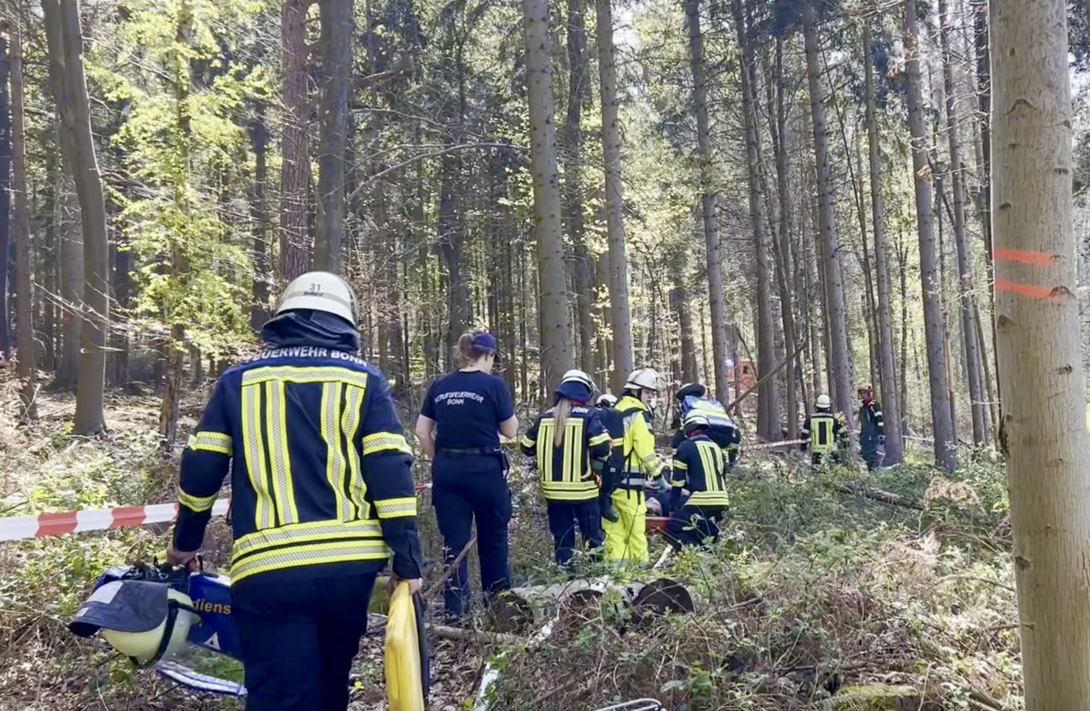 Im Rahmen einer großen Waldbrandübung übte die Feuerwehr Bonn im Austausch mit dem Forstamt für den Ernstfall.