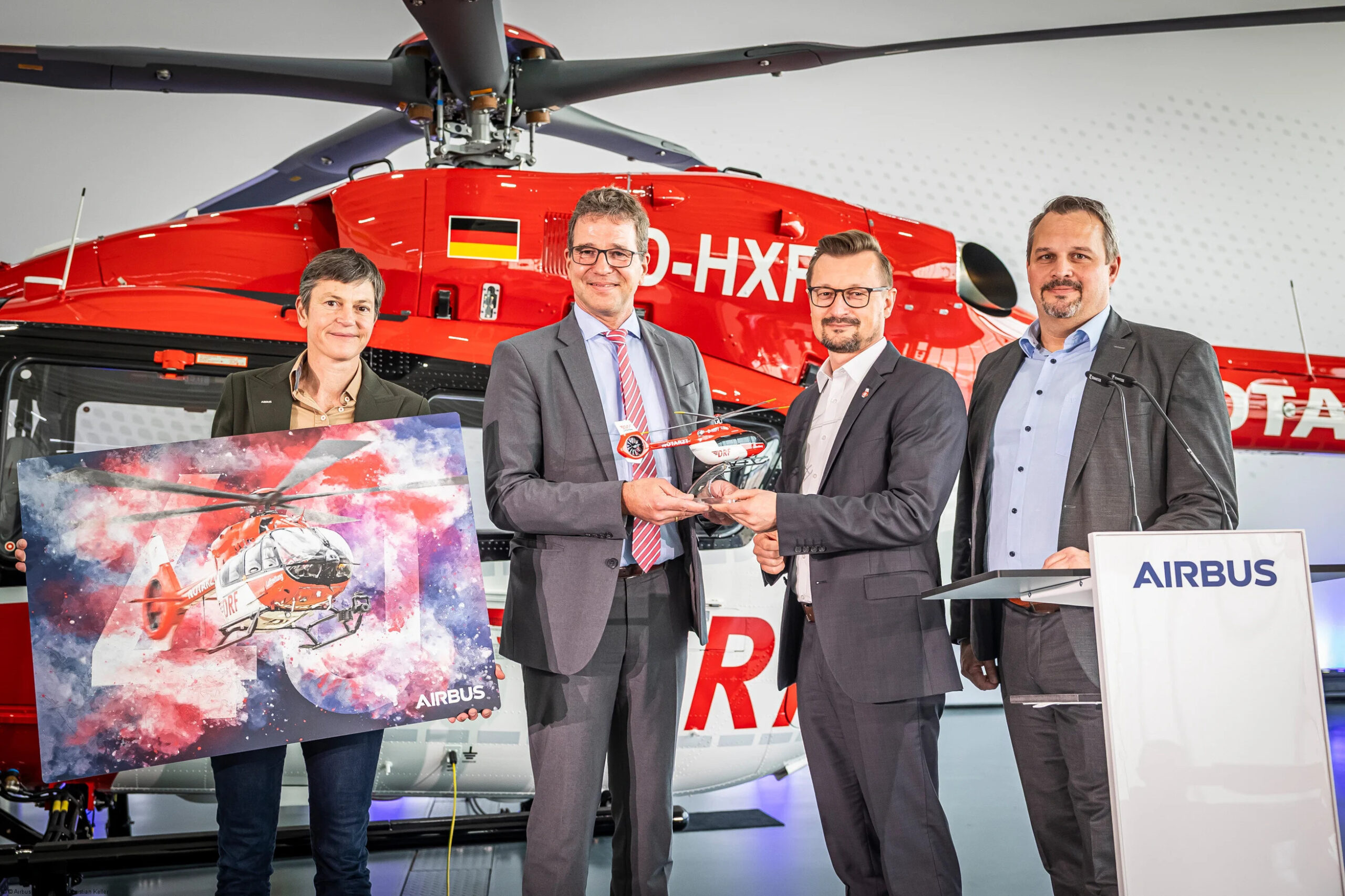 Hubschrauber: Übergabe der 40. H145 bei Airbus Helicopters in Donauwörth. Von links nach rechts zu sehen sind: Daniela Dudek (Leiterin H145-Programm bei Airbus Helicopters), Dr. Klaus Przemeck (Mitglied der Geschäftsführung Airbus Helicopters in Deutschland), Roman Morka (Vorstand Technik der DRF Luftrettung) und Timo Demeter (Leiter CAMO bei der DRF Luftrettung)