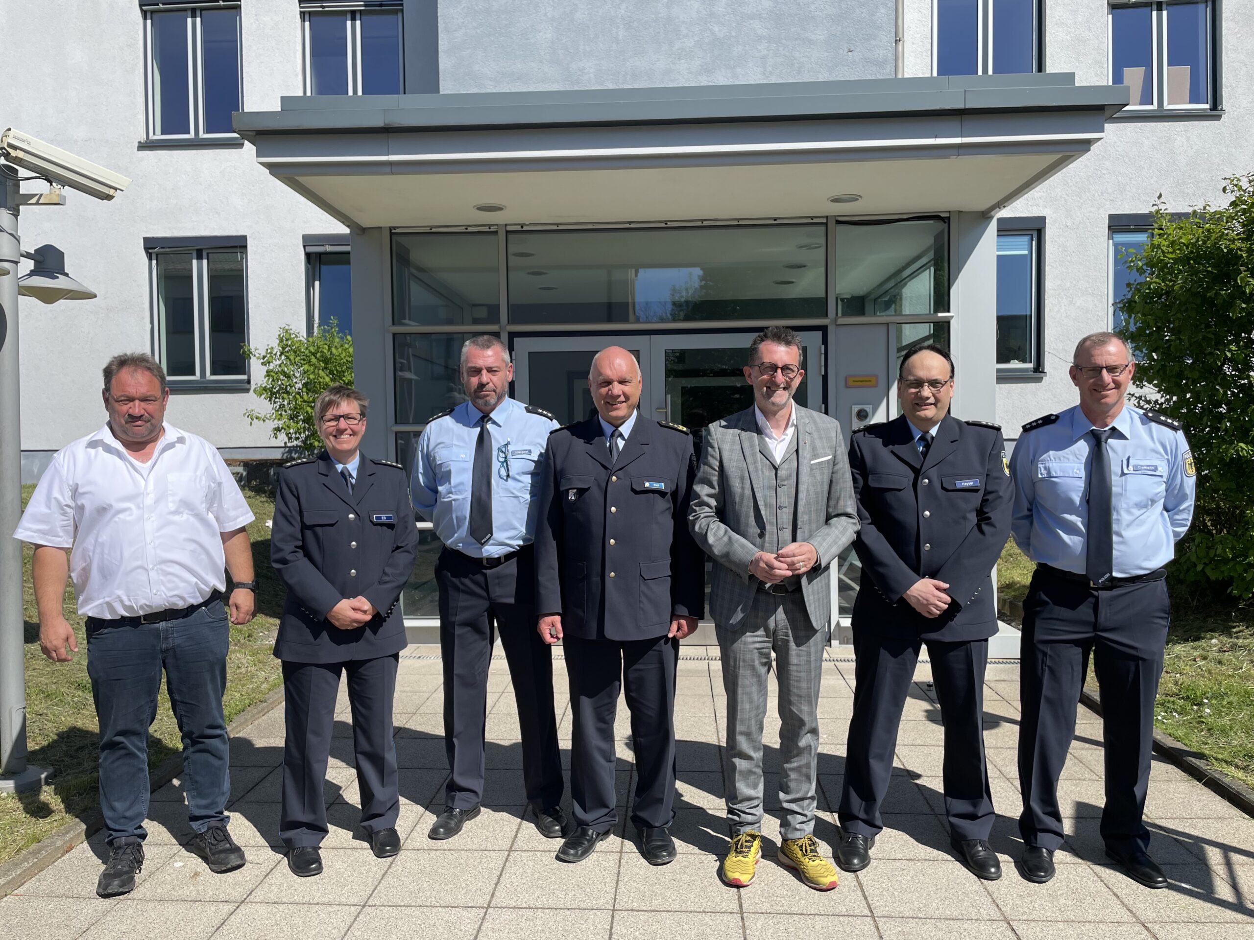 Personen (v.l.n.r.): PHK Kiefer (Personalrat Bundespolizeidirektion Koblenz), PHKin Eß (stellv. Leiterin des Sachbereichs Kriminalitätsbekämpfung der Bundespolizeidirektion Koblenz), PHK Hiergeist (ZBMD), Präsident Pelzl (Präsident der Bundespolizeidirektion Koblenz), Minister Jost, PHK Heysel (ZBMD), PHK Clemann (ZBMD) vor der Zentralstelle