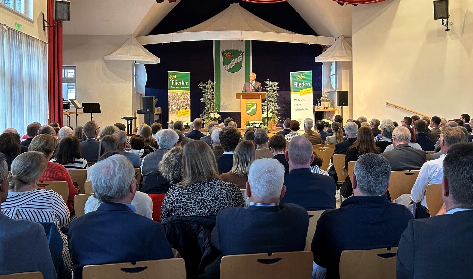 Im Hessischen Flieden spricht Innenminister Roman Poseck über die Relevanz von Innerer Sicherheit für die Gesellschaft.