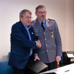 Prof. Heyo K. Kroemer, Vorstandsvorsitzender der Charité und Generalstabsarzt Dr. Johannes Backus, Kommandeur Gesundheitseinrichtungen der Bundeswehr unterzeichnen den Kooperationsvertrag