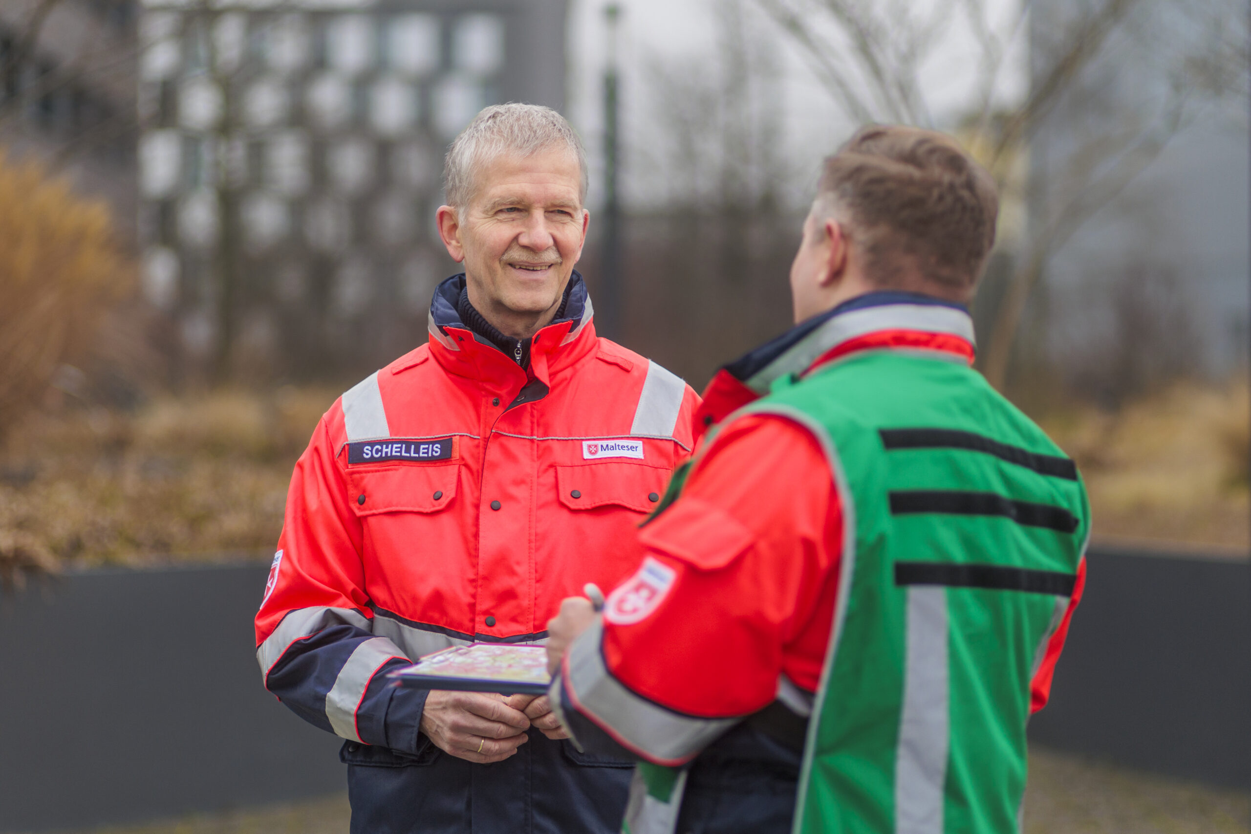 Generalleutnant a. D. Martin Schelleis im Gespräch mit dem Pressesprecher der Malteser