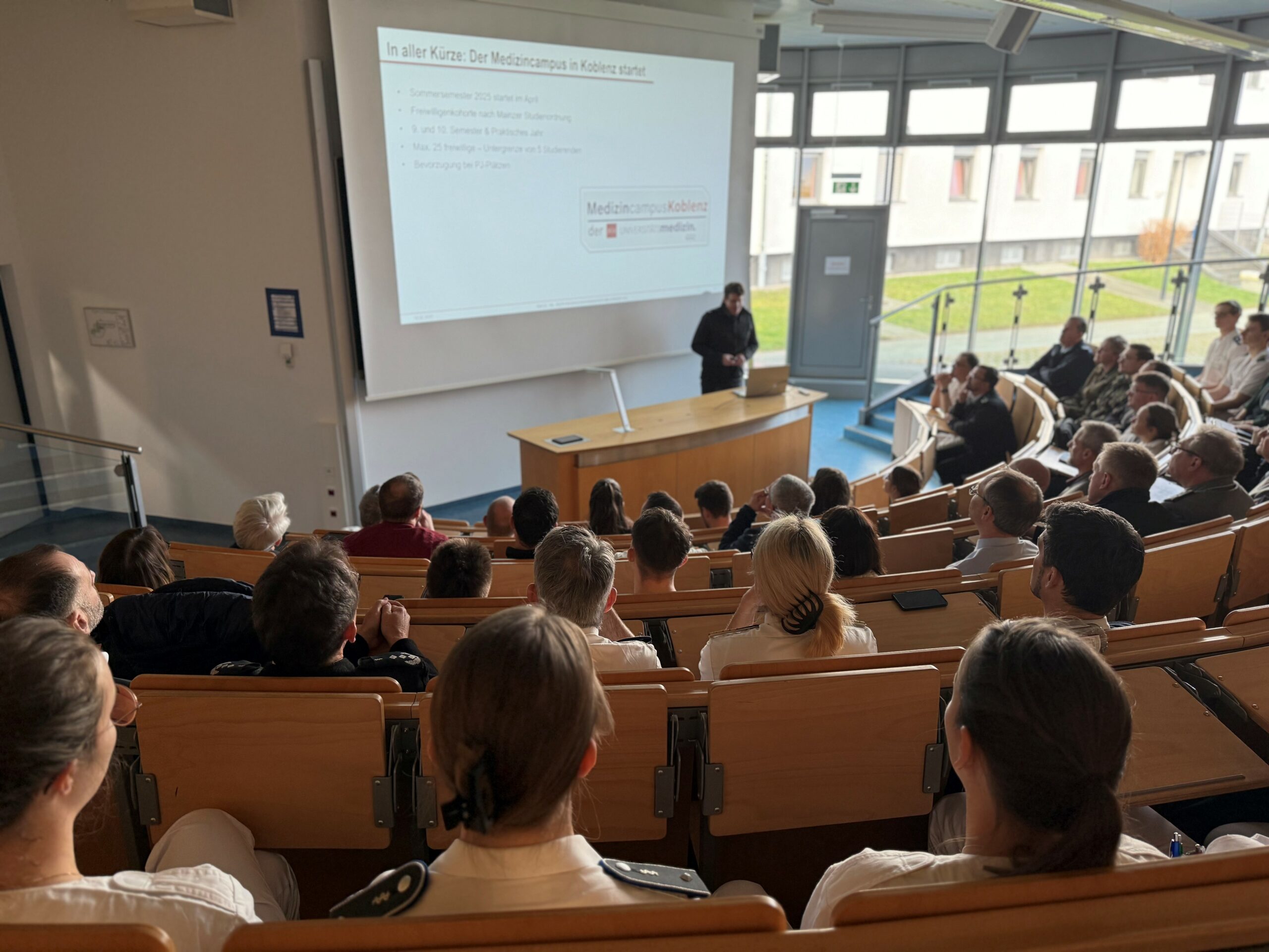 Einführungsveranstaltung im eigens umgebauten Hörsaalgebäude, durchgeführt durch den Projektoffizier an der Universitätsmedizin Mainz