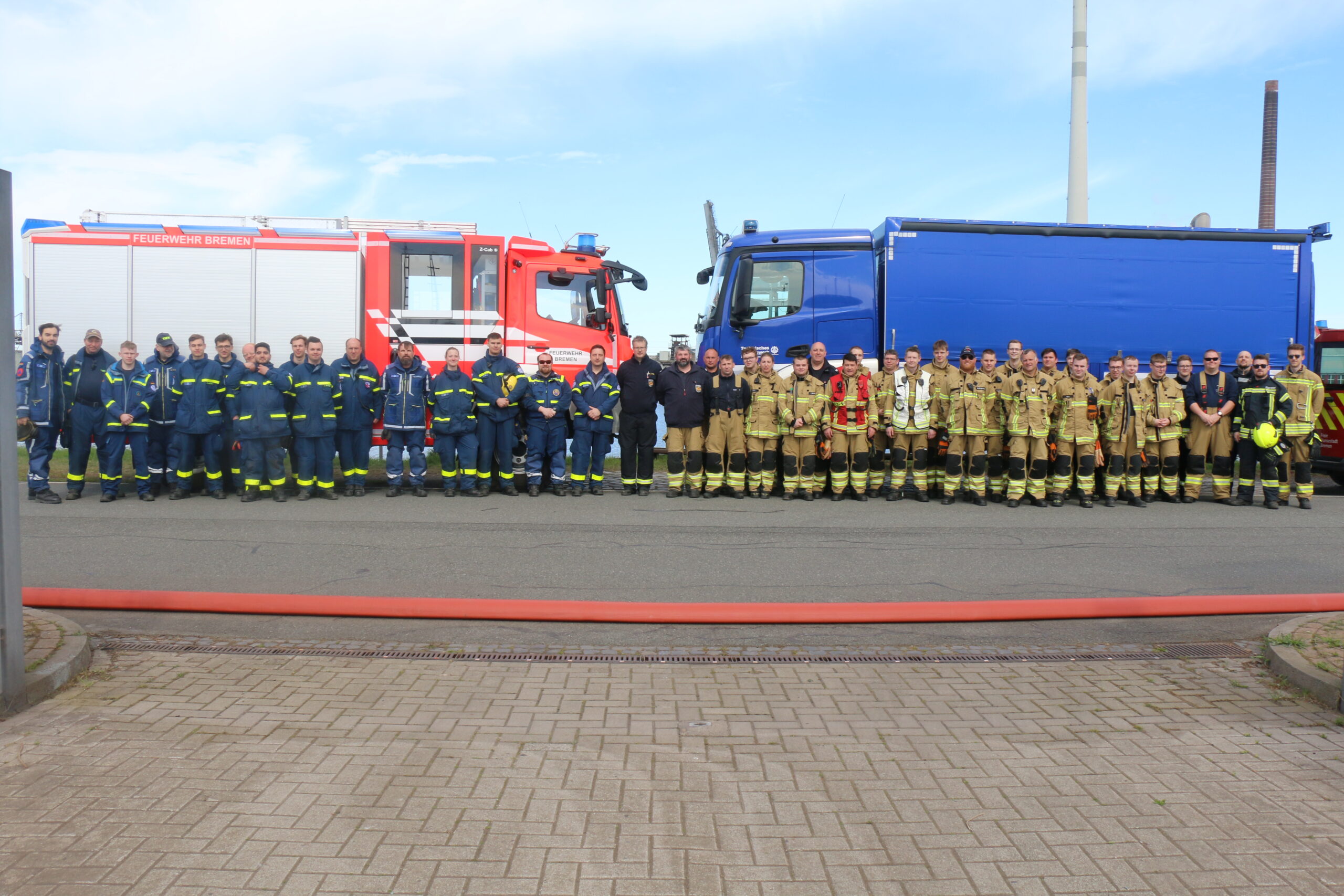Große Übung, große Gruppe - gemischt aus Einsatzkräften der Freiwilligen Feuerwehren und des Technischen Hilfswerkes.