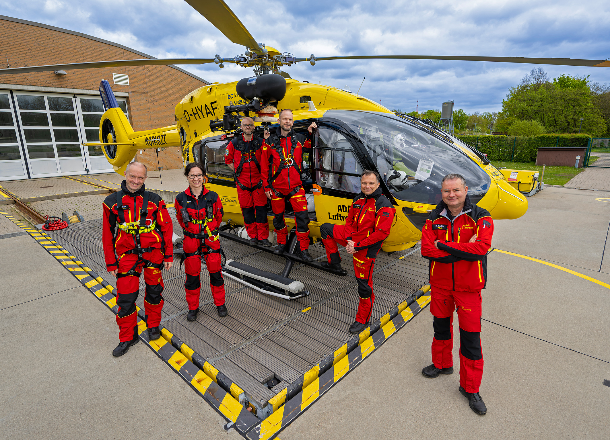 Stolz auf den „Rescue of the year Award“: Die Crew des ADAC Rettungshubschraubers „Christoph Hansa“. Die internationale Auszeichnung „würdigt eindrucksvoll die hohe Kompetenz der Hamburger Crew bei Spezialeinsätzen mit der Rettungswinde – und die große Bedeutung ihrer täglichen Arbeit im öffentlichen-rechtlichen Rettungsdienst“, lobte Frédéric Bruder, der Geschäftsführer der ADAC Luftrettung bei einer Mitarbeiterveranstaltung in München.
