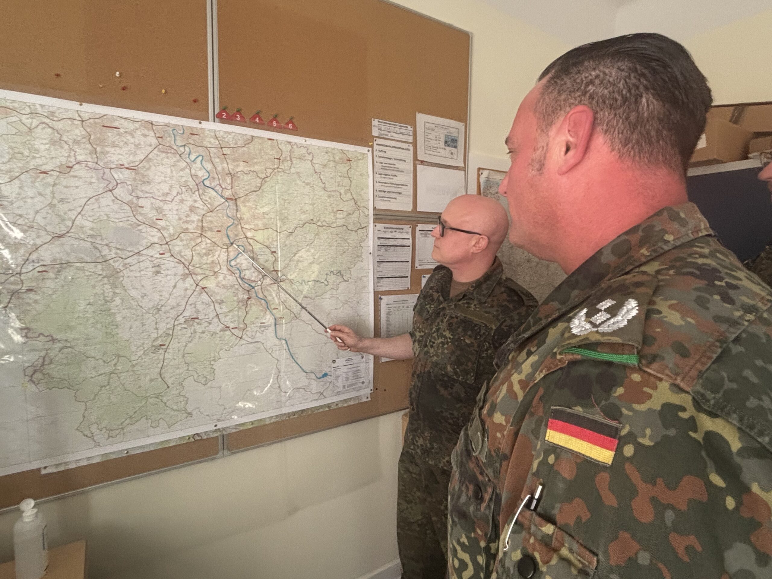 Lagebesprechung zwischen Major Sven B. und Oberstleutnant Dittrich (Kreisverbindungskommando)