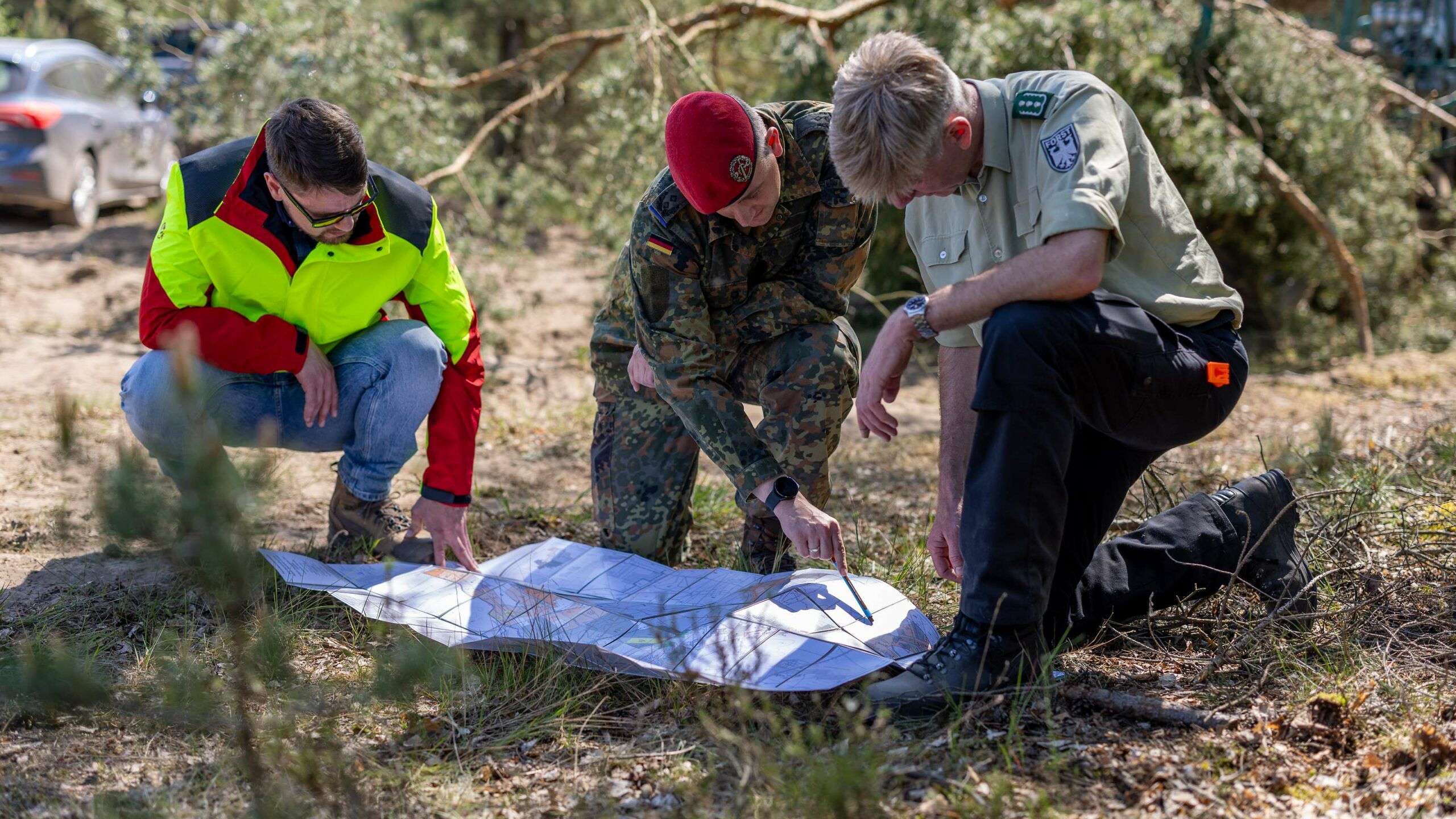 Zivil-Militärische Zusammenarbeit: Mitarbeiter vom Bundesforst und der Försterei unterhalten sich mit einem Soldaten zu Forstarbeiten in einer Bundeswehr Liegenschaft in Klietz.